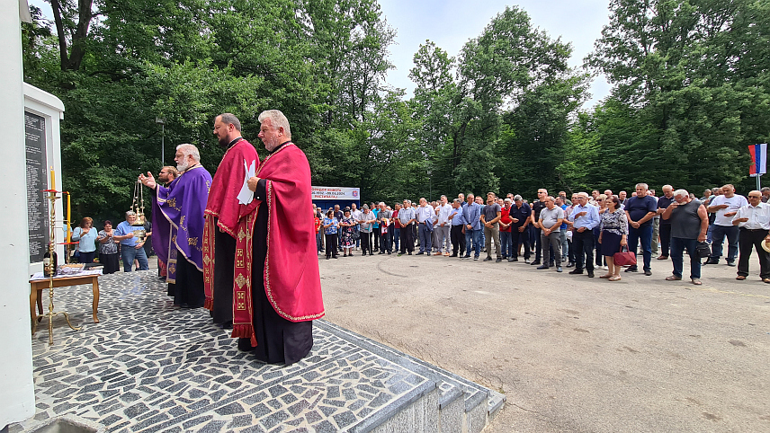 ДОБОЈ, 9. ЈУНА /СРНА/ - Поводом обиљежавања 32 година од почетка пробоја коридора вијенце су положили представници породица погинулих и некадашње Крњинске бригаде Војске Републике Српске.