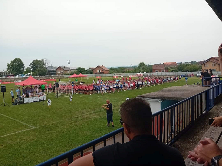 КОЗАРСКА ДУБИЦА, 9. ЈУНА /СРНА/ - У Козарској Дубици данас је одржан четврти Међународни турнир у фудбалу "Бања Мљечаница куп", који је окупио око 650 младих фудбалера и фудбалерки из 20 клубова из Републике Српске, Федерације БиХ, Србије и Хрватске.