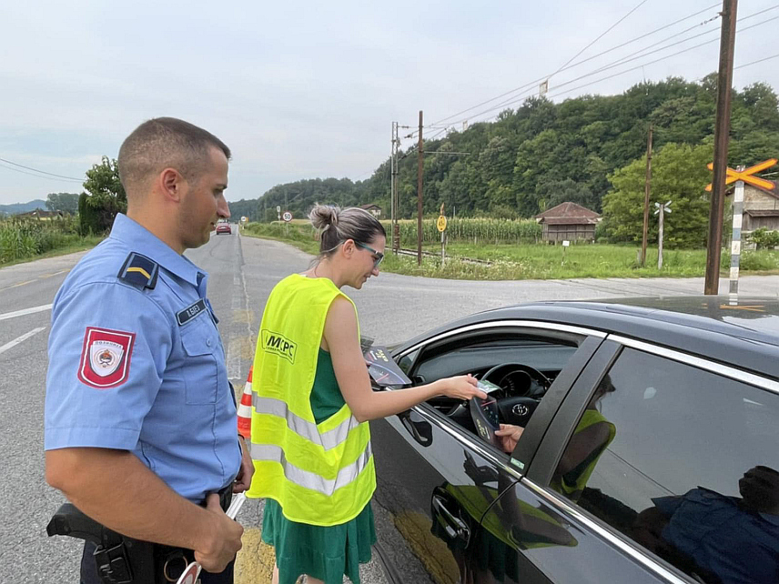 НОВИ ГРАД, 10. ЈУЛА /СРНА/ - У оквиру манифестације мини бициклијада, одржане су три превентивне кампање које реализује Ауто-мото савез Републике Српске `Звони да те виде! Нека блиста бициклиста`, `Возите безбједно електрични тротинет` и `Лако је брзину смањити`" .