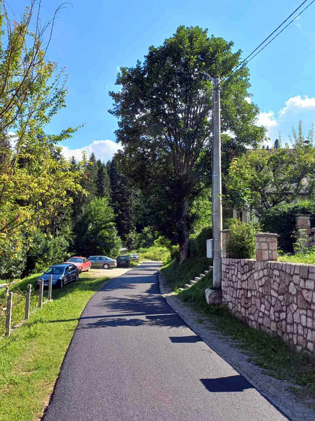 ХАН ПИЈЕСАК, 10. ЈУЛА /СРНА/ - На Хан Пијеску завршена је реконструкција и санација три улице, укупне дужине 700 метара, за шта је издвојено 120.252 КМ, а наредне седмице очекује се да буде асфалтиран и нови пут до мјеста Јазавчије рупе, радовиречено је Срни у Општинској управи.