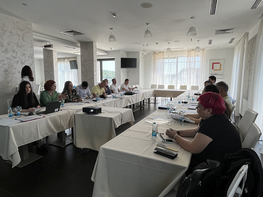 КОЗАРСКА ДУБИЦА, 10.Ј УЛА /СРНА/ - Mинистар управе и локалне самоуправе Републике Српске Сенка Јујић присуствовала је састанку Радне групе за израду Нацрта закона о измјенама и допунама Закона о комуналној полицији.