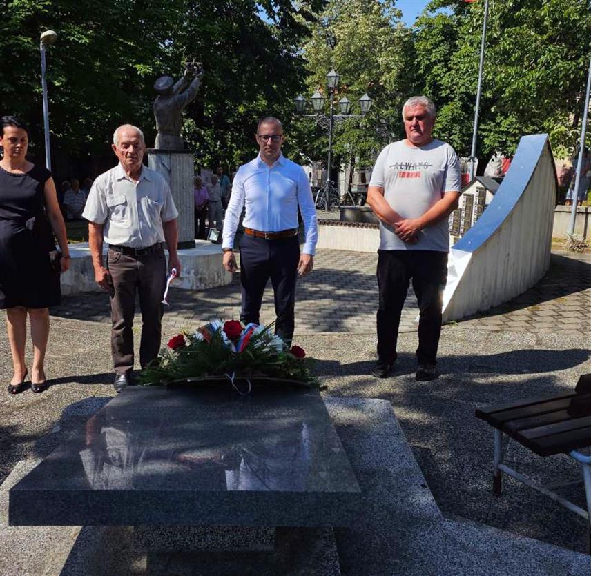 ПРЊАВОР, 10. ЈУЛА /СРНА/ - У Прњавору су данас положени вијенци код спомен-биста народних хероја, Споменика јунацима града и спомен-обиљежја жртвама фашистичког терора поводом обиљежавања 81 године од ослобођења овог града у Другом свјетском рату.