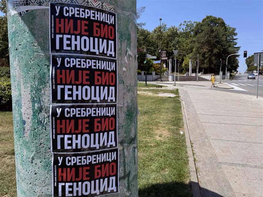 БЕОГРАД, 10. ЈУЛА /СРНА/ - Конзервативни покрет „Наши“ започео је акцију лепљења плаката по Србији "У Сребрници није био геноцид", наводећи да је циљ да се разбију медијске лажи које се пласирају у вези са догађајима у Сребреници и њиховим обиљежавањем 11. јула.