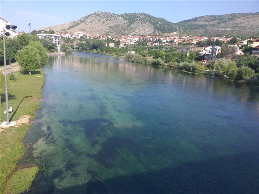 TРЕБИЊЕ, 10. ЈУЛА /СРНА/ - Предузеће "Хидроелектране на Требишњици" /ХЕT/ очистило је и уредило корито ријеке Требишњице и њене обале у складу са еколошким дозволама и политиком друштвено одговорног пословања.