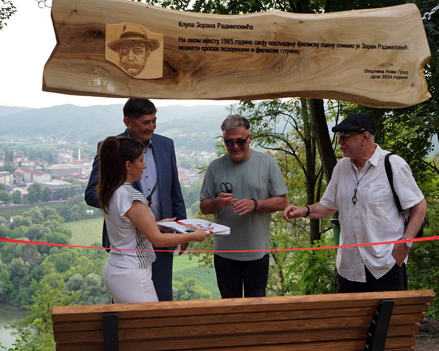 НОВИ ГРАД, 10. ЈУЛА /СРНА/ - На излетишту Кула вечерас је откривена Зоранова клупа, на мјесту гдје је велики позоришни и филмски глумац Зоран Радмиловић снимио посљедњу филмску сцену за вријеме снимања серије "Приче из фабрике". Врпцу на клупи са начелником општине Мирославом Дрљачом пресјекли су глумци Бранислав Лечић и Ирфан Менсур.