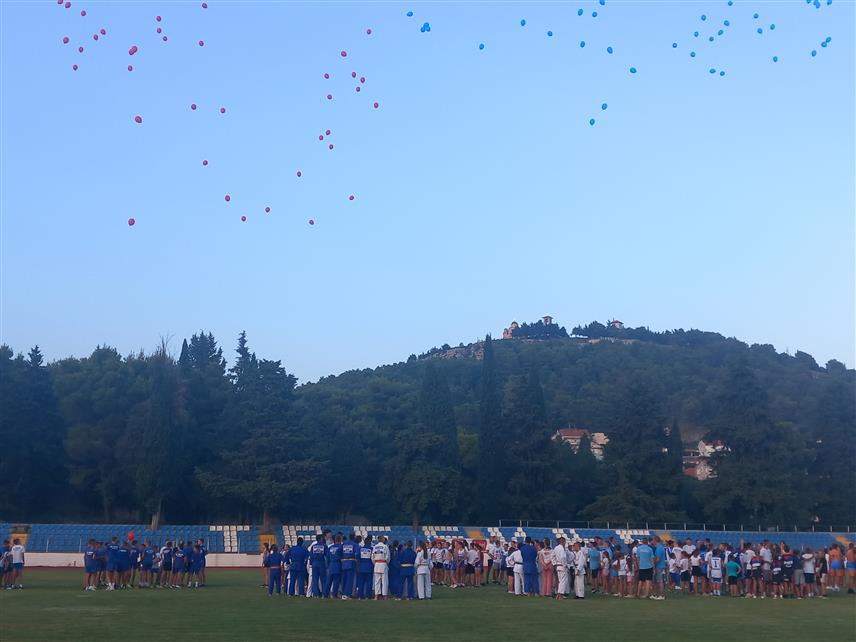 ТРЕБИЊЕ, 10. ЈУЛА /СРНА/ - У Требињу је вечерас организован пригодан програм у којем је учествовало више стотина младих требињских спортиста поводом проглашења Требиња за Европски град спорта за 2025. годину.