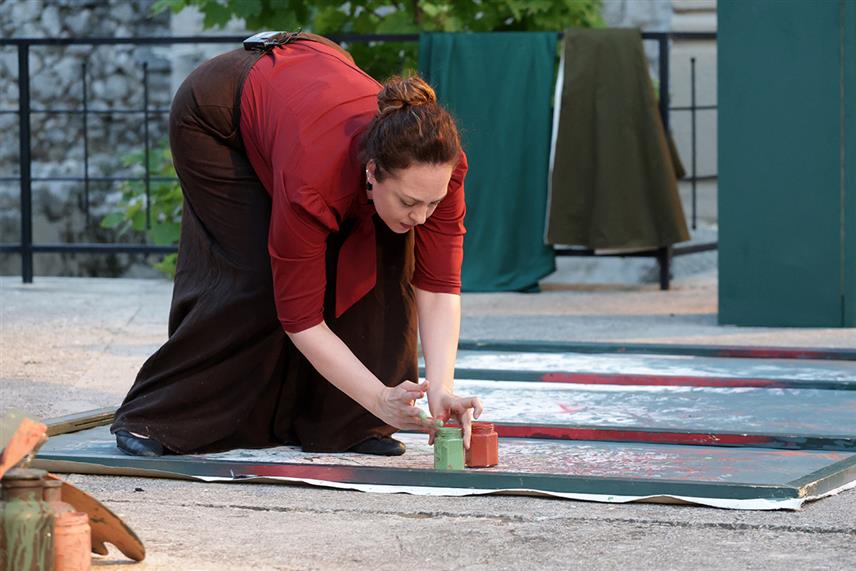 TРЕБИЊЕ, 9.ЈУЛА /СРНА/ - Првакиња Народног позоришта у Београду Вања Милачић извела је на платоу Музеја Херцеговине у Требињу монодраму "Ненаписана писма" у којој је приказала живот и дјело знамените српске сликарке Надежде Петровић.