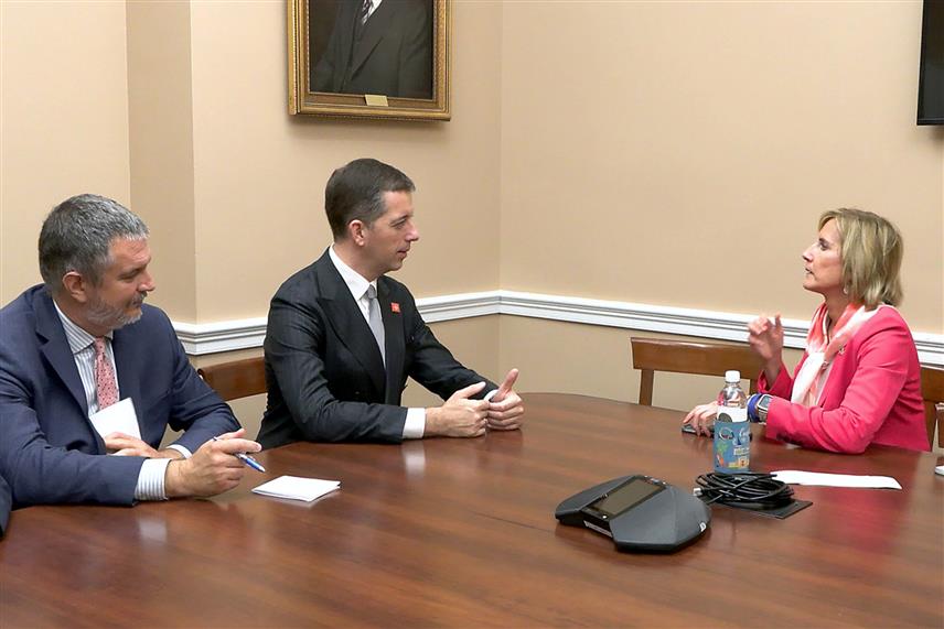 БЕОГРАД/ВАШИНГТОН, 10. ЈУЛА /СРНА/ - Министар спољних послова Србије Марко Ђурић на састанку са копредсједавајућом српског кокуса у Конгресу САД Клаудијом Tени у Вашингтону, на маргинама Самита НАTО-а.