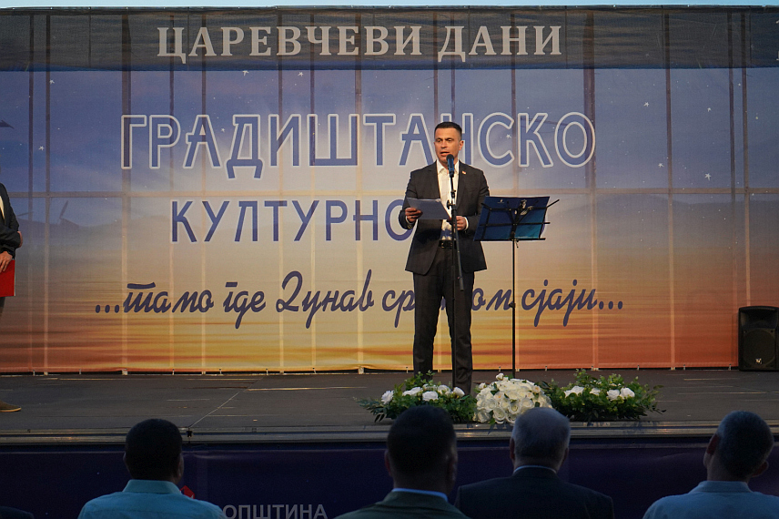 БЕОГРАД, 10. ЈУЛА /СРНА/ - Министар без портфеља у Влади Србије Ђорђе Милићевић отворио је традиционалну манифестацију "Царевчеви дани" која се у част великог српског музичара Властимира Павловића Царевца одржава по 30. пут у Великом Градишту.