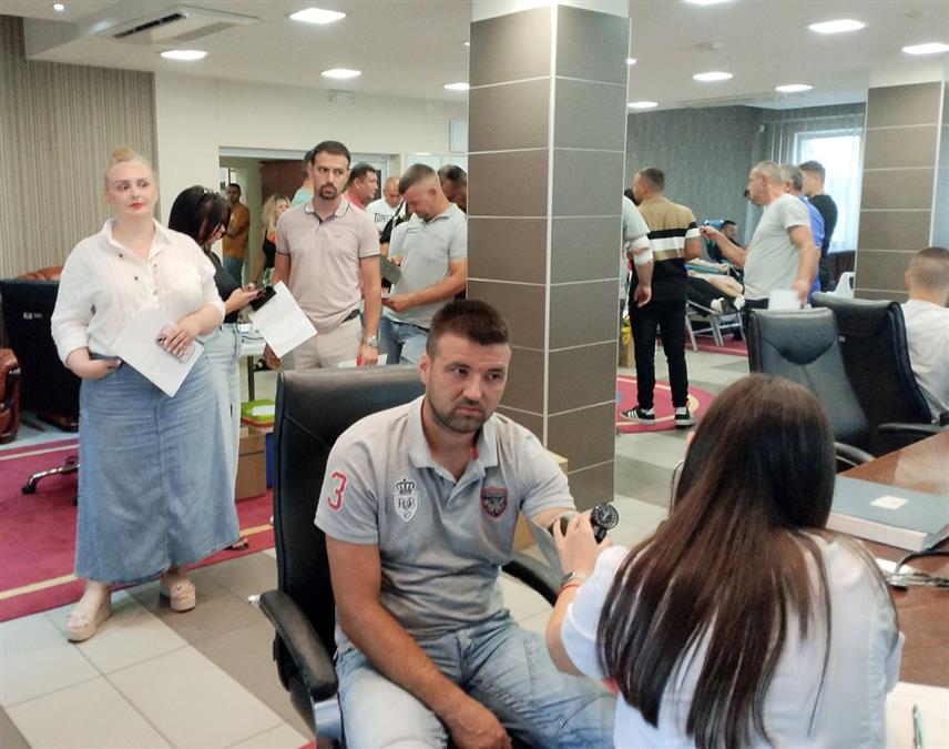 БИЈЕЉИНА, 9. ЈУЛА /СРНА/ - Радници "Електро-Бијељине" организовали су данас акцију добровољног давања крви којој се одазвало 80 давалаца из система "Електропривреде Републике Српске" и гости из електродистрибуција у Сремској Митровици и Ваљеву.