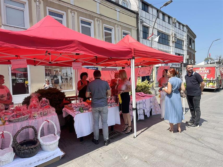КОЗАРСКА ДУБИЦА, 11.ЈУЛА /СРНА/ - Велики православни празник Петровдан у Козарској Дубици се традиционално обиљежава низом догађаја - славе га православни храмови и породице, а уочи и на сам дан празника организују туристичке, културне и спортске манифестације, међу којима и "Петровданска изложба стваралашта" која је данас отворена у центру града.