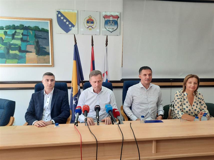 ПАЛЕ, 11. ЈУЛА /СРНА/ - Начелник општине Пале Бошко Југовић и Бранко Короман, предсједник Општинског одбора СНСД-а Пале на конференцији за новинаре странака скупштинске већине.