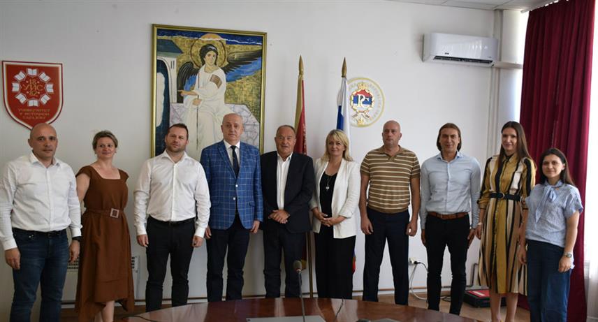 ИСТОЧНО САРАЈЕВО, 11. ЈУЛА /СРНА/ - Руководство Универзитета у Источном Сарајеву разговарало је данас са представницима службених гласника из Србије и Републике Српске о могућностима проширења сарадње у области издаваштва, као и високог образовања.