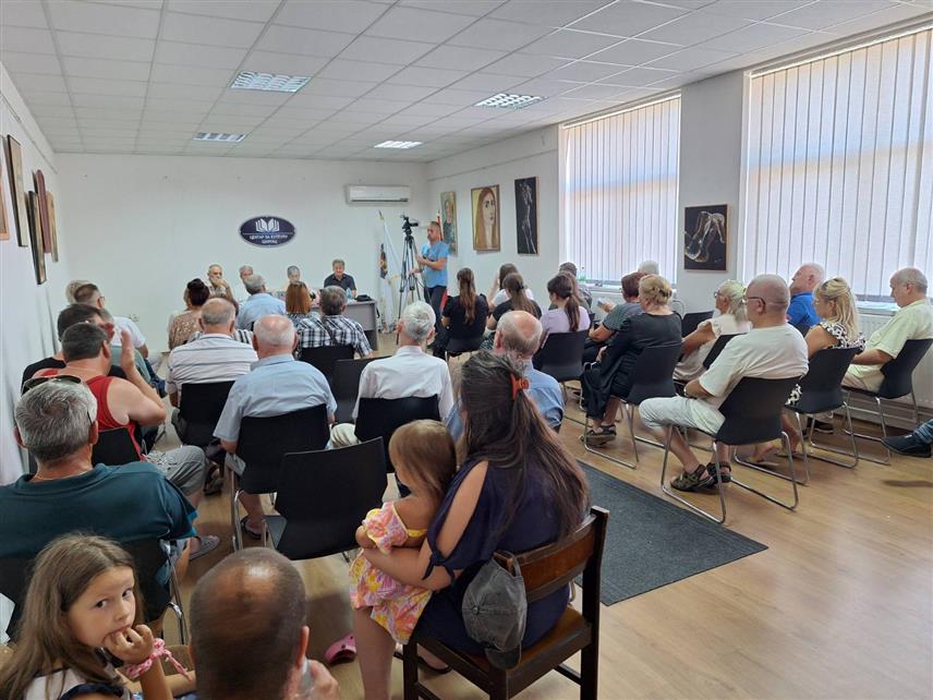 ШАМАЦ, 11. ЈУЛА /СРНА/ - У Шамцу је вечерас промовисан 10. број часописа "Срђанов вијенац" по имену пјесника Срђана Вајагића, који је рођен у Београду, живио у Шамцу, а погинуо на данашњи дан у 22. години у Одбрамбено-отаџбинском рату, бранећи домовину као припадник Војске Републике Српске, оставивши иза себе 47 написаних пјесама.