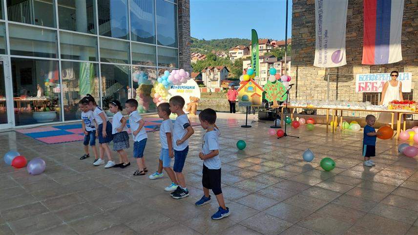 ВИШЕГРАД, 11. ЈУЛА /СРНА/ - У Андрићграду је одржана Конференција беба на којој је изабрано трочлано предсједништво беба које чине најмлађа беба Вишња Станимировић, најстарија беба Ђорђо Сарић и беба са највише браће и сестара Миона Пецикоза.