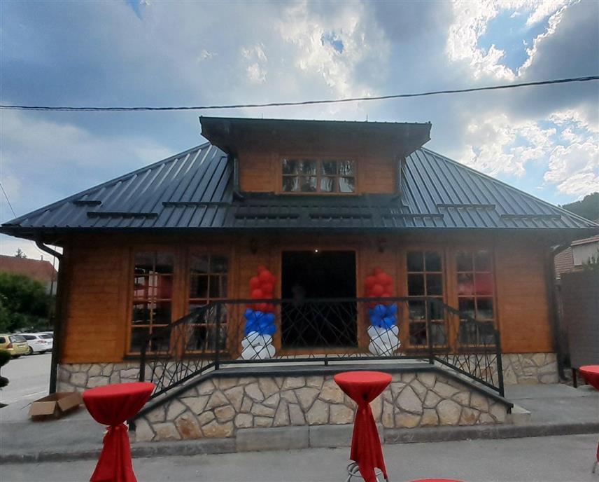 КАЛИНОВИК, 11. ЈУЛА /СРНА/ - У Калиновику је данас отворена "Калиновачка кућа" у којој ће се продавати домаћи производи са подручја ове локалне заједнице, а у чију изградњу је уложено 185.000 КМ.