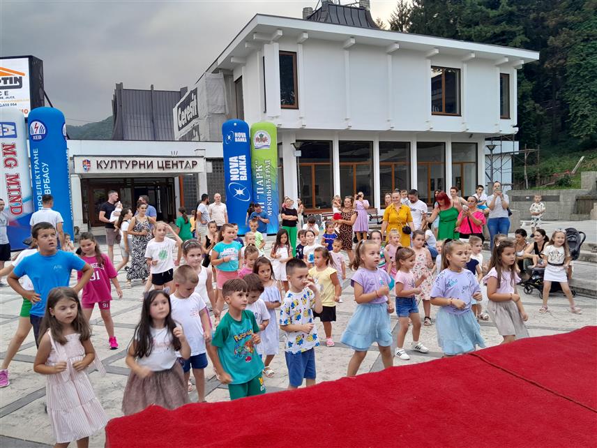 МРКОЊИЋ ГРАД, 11. ЈУЛА /СРНА/ - Плесна школа "Виолета" из Мркоњић Града вечерас је у оквиру манифестације "МГ љето" представила дио програма који полазници ове школе изводе на сцени гдје наступају, а заједно са њима плесали су и играли и сви присутни малишани.