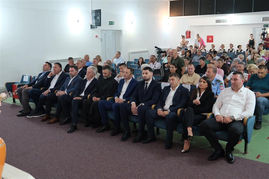 ТРНОВО, 11. ЈУЛА /СРНА/ - У Трнову је вечерас одржана Свечана академија поводом славе општине - Петровдана, на којој су уручена признања заслужним појединцима, институцијама и колективима.