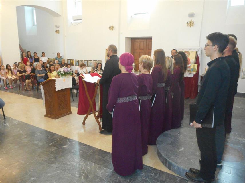 СРЕБРЕНИЦА, 11. ЈУЛА /СРНА/ - Концертом духовне музике у извођењу састава "Кир Стефан Србин" из Источног Сарајева у Цркви Покрова Пресвете Богородице у Сребреници и паљењем петровданских лила у црквеној порти, завшршен је петодневни духовни, културно-спортски и хуманитарни програм меморијалне манифестације "Петровдански дани".