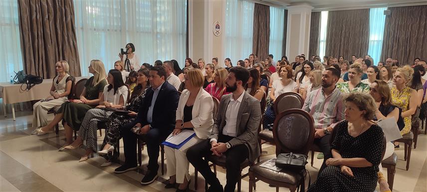 БАЊАЛУКА, 11. ЈУЛА /СРНА/ - Стручни скуп "Борба против злоупотребе дрога у Републици Српској", у организацији Фармацеутског друштва Српске и Комисије за сузбијање злоупотребе дрога у Српској, окупио је вечерас у Бањалуци 200 здравствених радника Српске.