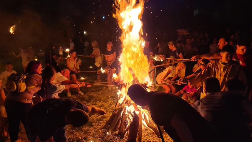 ДОБОЈ, 11. ЈУЛА /СРНА/ - У порти храма Свете великомученице Недјеље у добојском насељу Липац вечерас је, поводом Петровдана, организовано паљење петровских лила и изложба на отвореном "Византијска умјетност у духу петровданских машала/лила/".