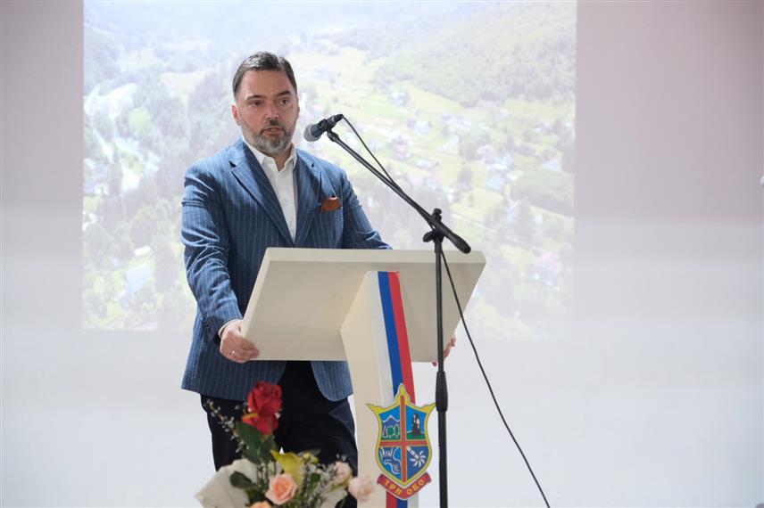 ТРНОВО, 11. ЈУЛА /СРНА/ - Замјеник предсједавајуће Савјета министара Сташа Кошарац у обраћању на свечаној академији која је вечерас одржана у Трнову поводом славе општине - Петровдана.