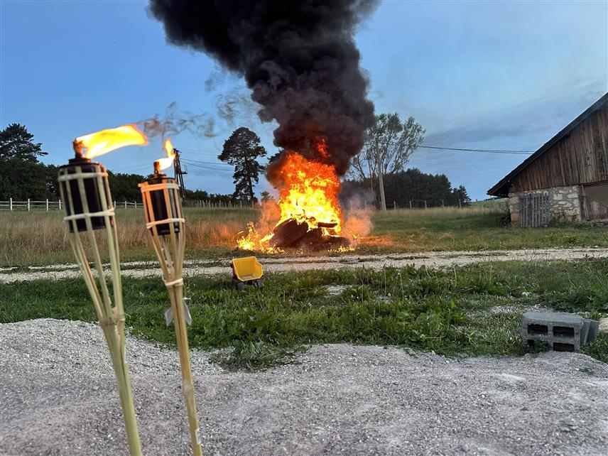 ХАН ПИЈЕСАК/СОКОЛАЦ, 11. ЈУЛА /СРНА/ - Прве петровске лиле на ширем подручју Романије засијале су вечерас са првим сутоном кроз насеља и на узвишењима око Хан Пијеска и Сокоца, чиме се традиционално најављује обиљежавање Петровдана у овим планинским крајевима.