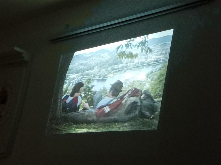 НОВИ ГРАД, 11. ЈУЛА /СРНА/ - У амфитеатру Културно-образовног центра у Новом Граду синоћ је у оквиру манифестације Петровдански дани приказан документарни филм Недељка Лајшића "Кадар на вјечност" као сјећање на серију "Приче из фабрике" снимљену прије 40 година у овој локалној заједници.