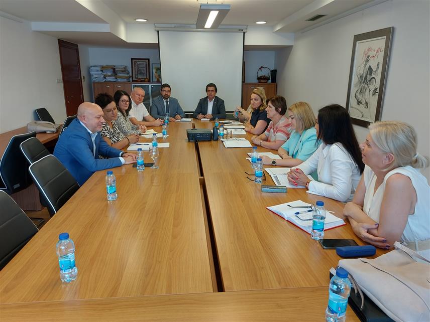 БАЊАЛУКА, 11. ЈУЛА /СРНА/ - Министар просвјете и културе Републике Српске Жељка Стојичић разговарала је данас са представницима "Нестро групе" о унапређењу знања и вјештина ученика неопходних за рад на безинским пумпама и договорена је измјена наставних планова и програма у оквиру занимања трговац и трговачки техничар.