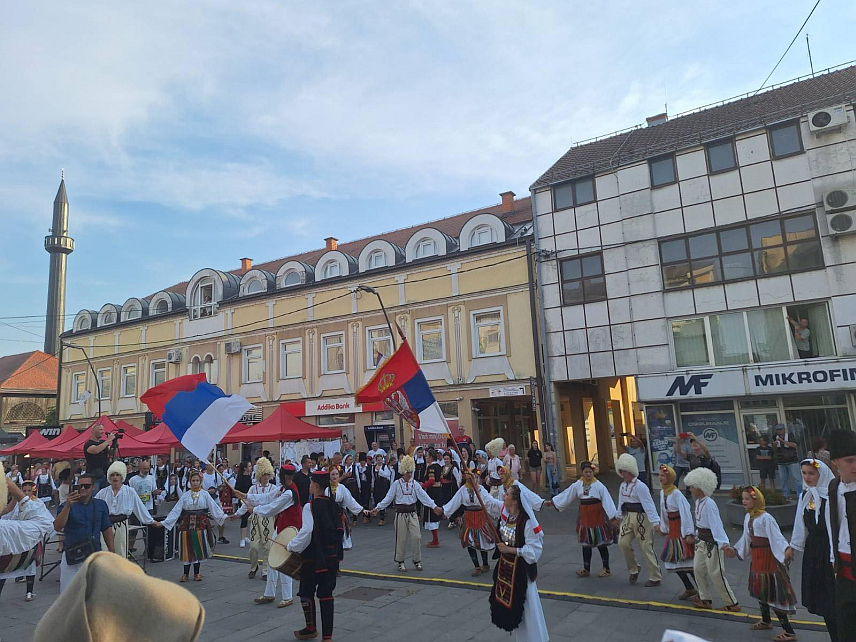 КОЗАРСКА ДУБИЦА, 12. ЈУЛА /СРНА/ - Градско културно-умјетничко друштво /ГКУД/ "Уна" из Козарске Дубице организовало је концерт под називом "Љетна игра", који је окупио око 200 фолклораша, међу којима госте из Србије.