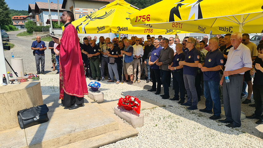 ДОБОЈ, 12. ЈУЛА /СРНА/ - У добојском приградском насељу Вила почело је обиљежавање 32 године од Петровданске битке у којој је одбијена једна од бројних офанзива муслиманско-хрватских снага које су намјеравале да војно споје зенички и тузлански корпус и тако доврше етничко чишћење српског становништва са тог подручја.