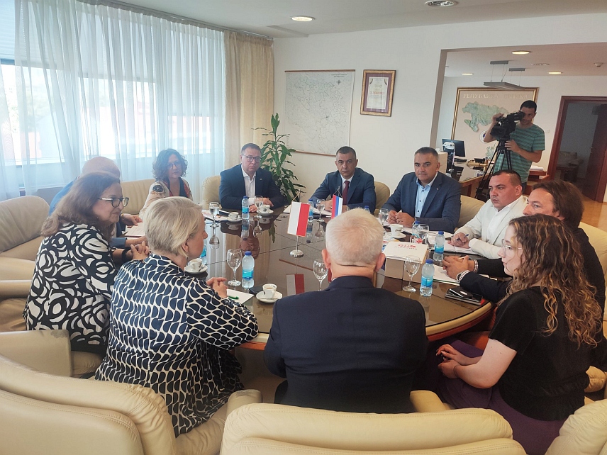 БАЊАЛУКА, 12. ЈУЛА /СРНА/ - Министар пољопривреде, шумарства и водопривреде Републике Српске Саво Минић разговарао је данас у Бањалуци са делегацијом пољског Војводства Подласко о могућностима сарадње у области мљекарства, пољопривредне механизације и осталих аграрних сектора.