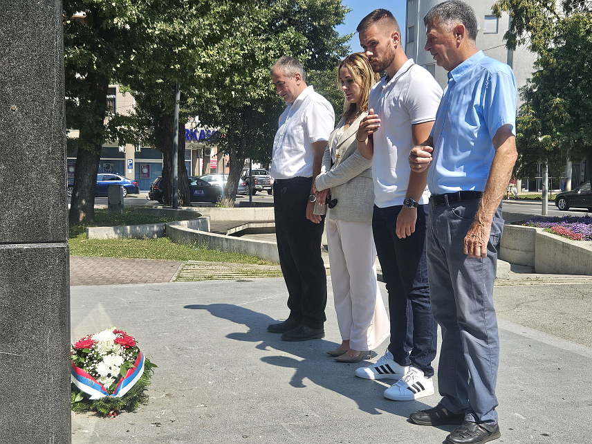 ПРИЈЕДОР, 12. ЈУЛА /СРНА/ - Полагањем вијенаца на централно спомен-обиљежје борцима погинулим у Одбрамбено-отаџбинском рату "За крст часни" и на споменик академику Јовану Рашковићу, приједорски СДС обиљежио је данас крсну славу - Свете апостоле Петра и Павла.