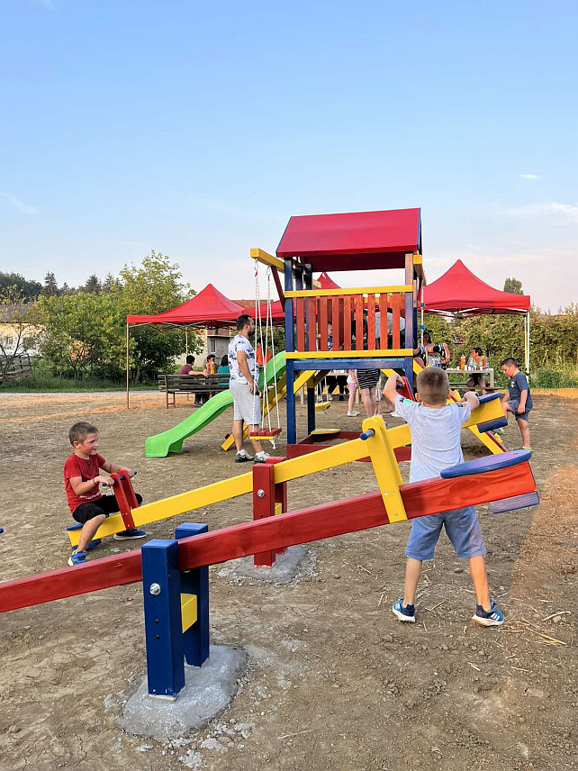 КОЗАРСКА ДУБИЦА, 12. ЈУЛА /СРНА/ - У Кнежици код Козарске Дубице постављено је пето дјечије игралиште, а циљ је да се покаже да су млади приоритет.