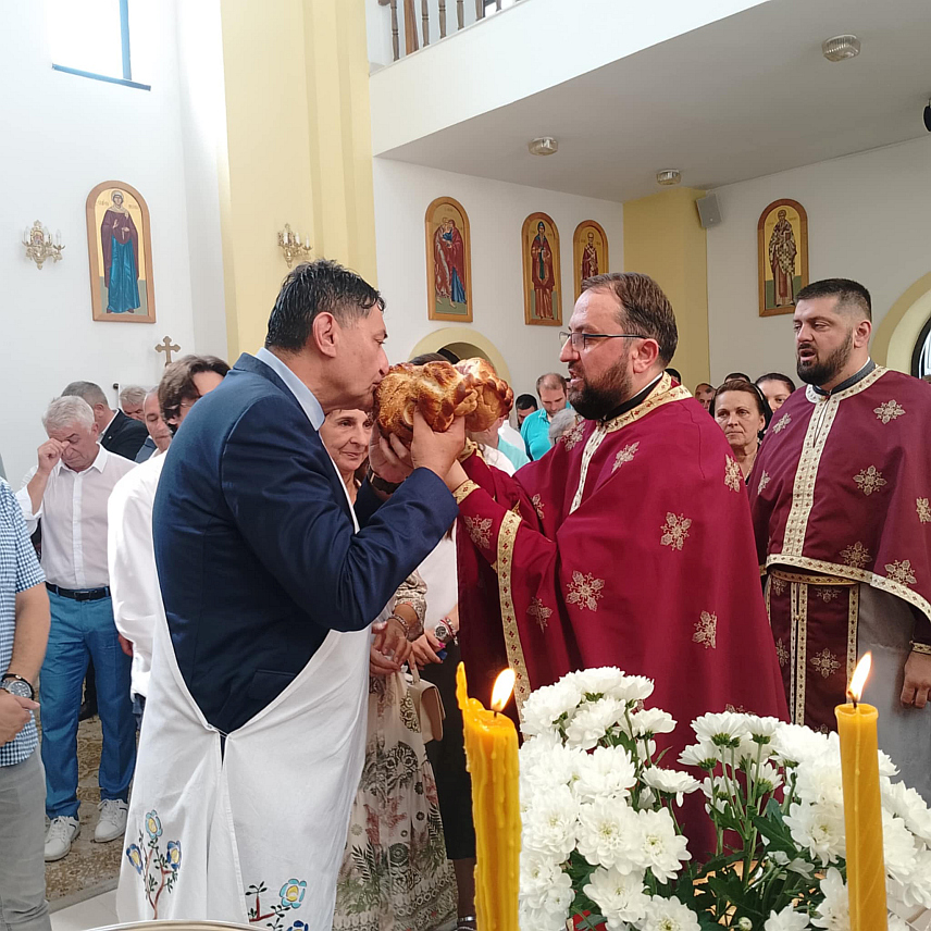 НОВИ ГРАД, 12. ЈУЛА /СРНА/- У Храму Светих апостола Петра и Павла у Новом Граду данас је обиљежена храмовна слава гдје је служена Света литургија и уприличен славски обред.