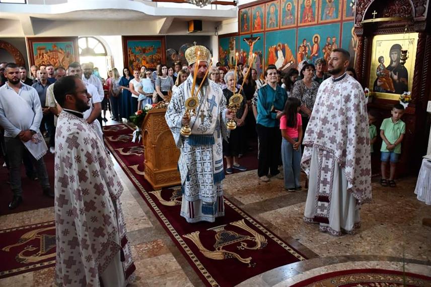 БОСАНСКИ ПЕTРОВАЦ, 12. ЈУЛА /СРНА/ - Његово преосвештенство епископ бихаћко-петровачки служио је Свету архијерејску литургију у Храму Светих апостола Петра и Павла у Босанском Петровцу поводом славе храма.