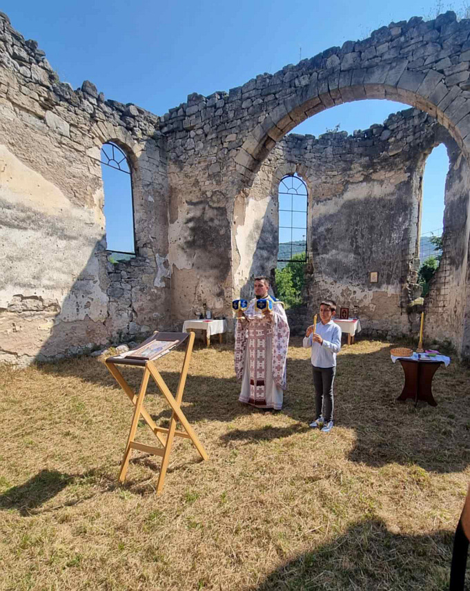 БИХАЋ, 12. ЈУЛА /СРНА/ - У Храму Светих апостола Петра и Павла у Притоци код Бихаћа прослављена је храмовна слава и обављено прво крштење након 15 година, а друго послије рата.