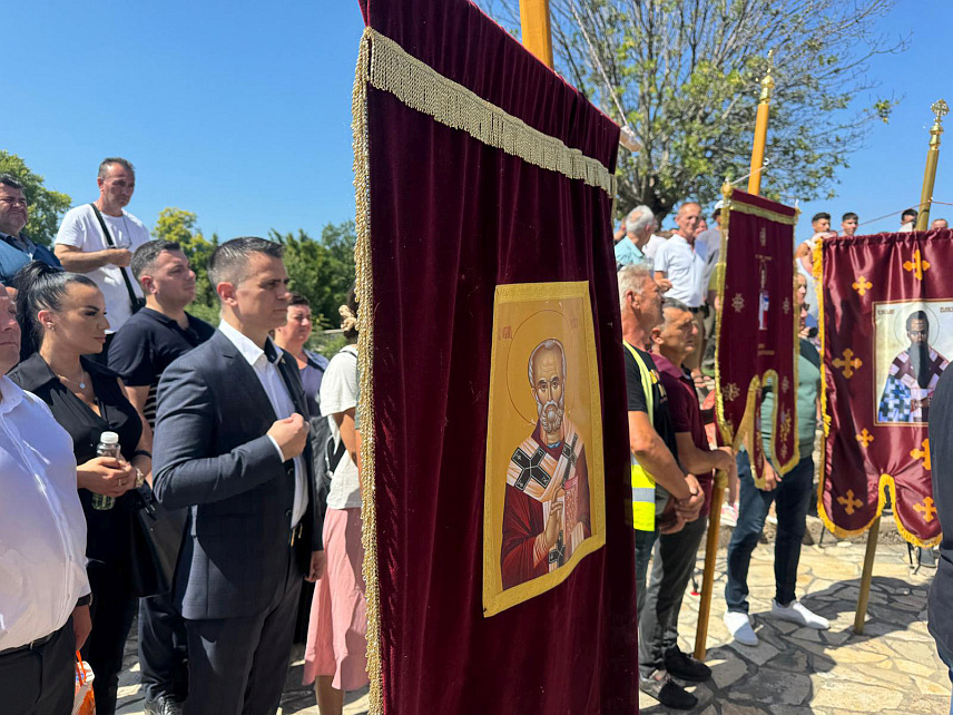 БЕОГРАД, 12. ЈУЛА /СРНА/ - Министар без портфеља Ђорђе Милићевић присуствовао је празничној литургији поводом 500 година од подизања Храма светих апостола Петра и Павла у Биовичином селу на сјеверу Далмације.