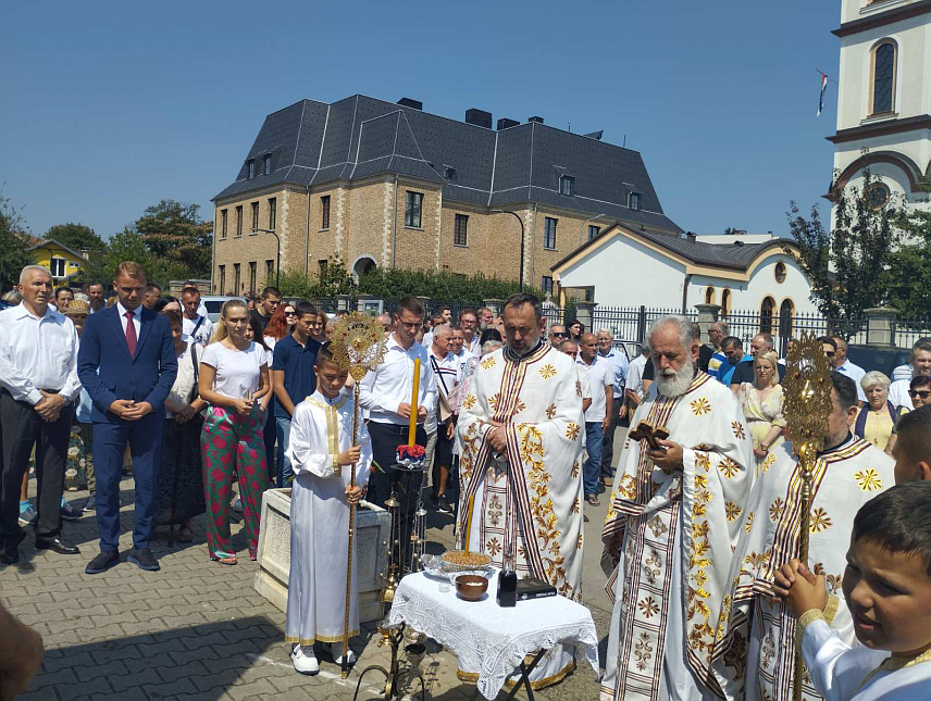БАЊАЛУКА, 12. ЈУЛА /СРНА/ - У Цркви Светог Петра и Павла у бањалучком насељу Петрићевац данас је служен парастос за 37 погинулих борца Одбрамбено-отаџбинског рата из ове мјесне заједнице, те положени вијенци и прислужене свијеће на Спомен-обиљежју код овог храма.