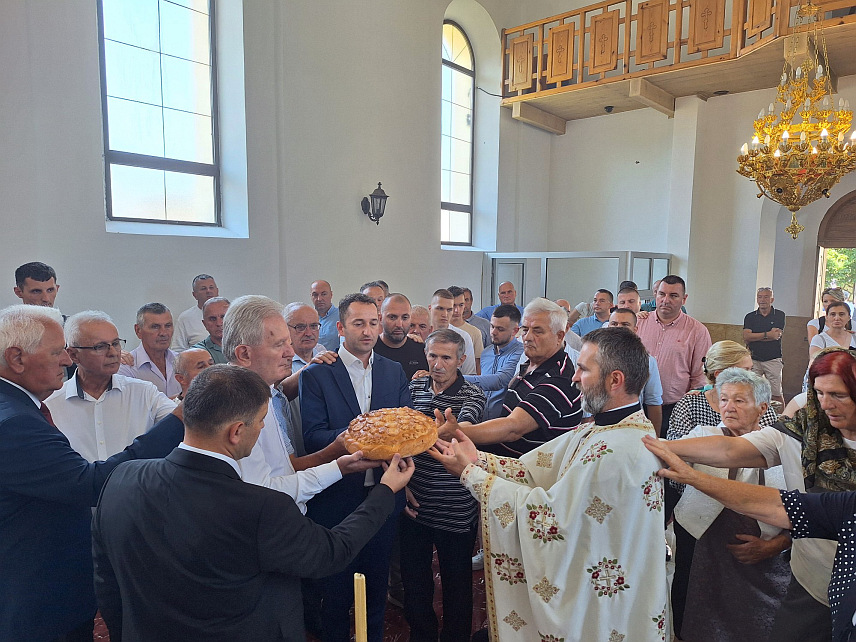 ТРНОВО, 12. ЈУЛА /СРНА/ - У Цркви Светог великомученика Георгија у општини Трнову данас је служена литургија и уприличено је ломљење славског колача поводом Дана и крсне славе општине - Свети апостоли Петар и Павле.