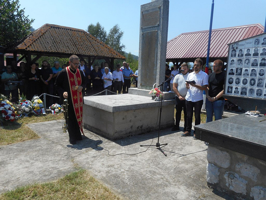 СРЕБРЕНИЦА, 12. ЈУЛА /СРНА/ - Нема великог православног празника, а да над српским народом у Подрињу у ратовима у 20. вијеку нису почињени покољи, истакнуто је данас на Залазју код Сребренице гдје су обиљежене 32 године од великог страдања Срба на Петровдан када је убијено 69 људи, углавом цивила, а 22 заробљено, па убијено.