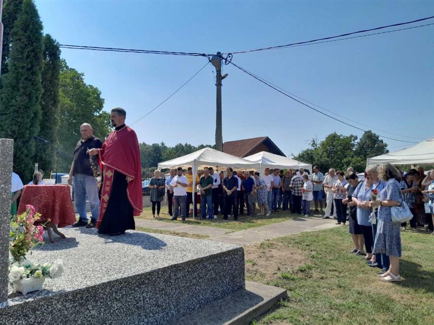 БРОД, 12. ЈУЛА /СРНА/ - У бродској мјесној заједници Винска данас је испред спомен-обиљежја служен помен за 24 погинула борца Војске Републике Српске из овог мјеста.