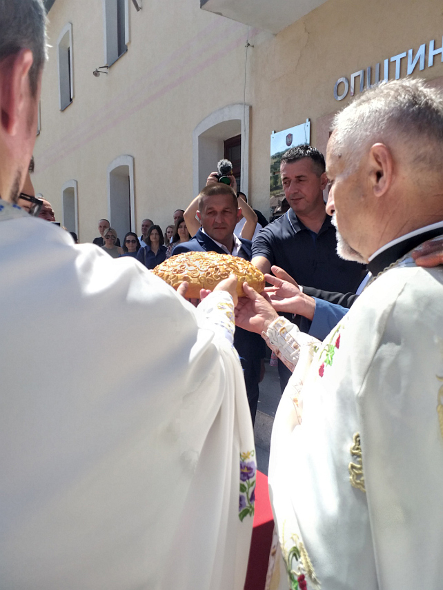 КАЛИНОВИК, 12. ЈУЛА /СРНА/ - Данас у Калиновику је обиљежена крсна слава општине и славе Цркве светих апостола Петра и Павла. Прослава је почела светом архијерејском литургијом у цркви, након чега је одржана литија кроз град, а потом на централно спомен-обиљежје палим борцима Војске Републике Српске положено цвијеће погинулим борцима.