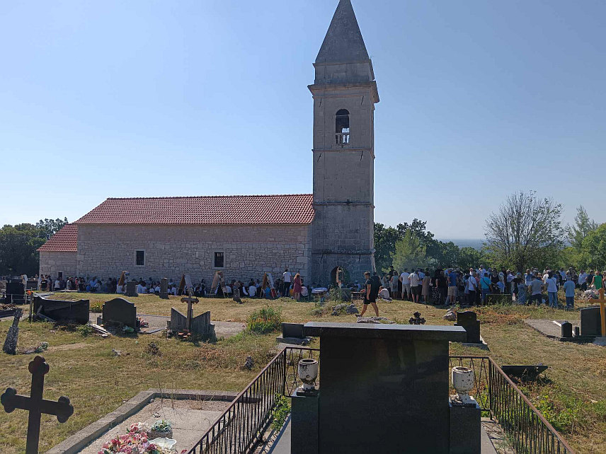 СИЊ, 12. ЈУЛА /СРНА/ - У Биовичином селу код Кистања, у Еопархији далматинској, обиљежено је 500 година постојања Храма Светих апостола Петра и Павла, док је у граду Сињу прослављена слава истоименог храма који датира из 1936. године.