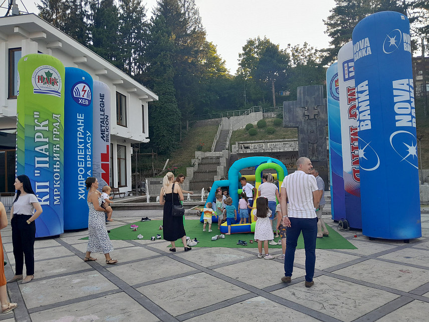 МРКОЊИЋ ГРАД, 12. ЈУЛА /СРНА/ - У Мркоњић Граду вечерас је, у оквиру манифестације "МГ љето", за дјецу отворен Забавни парк са низом забавних садржаја као што су "бабл хаус", тобогани и остали садржаји прилагођени за дјечији узраст.