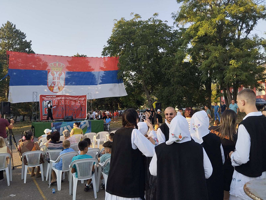 БИЛЕЋА, 12. ЈУЛА /СРНА/ - Први међународни "Сабор народног стваралаштва" Републике Српске, Србије и Црне Горе вечерас је у Билећи окупио око 200 учесника - фолклориста, чланова мушких и женских пјевачких група и гуслара који ће се представити играма из својих крајева и познатим народним пјесмама из Херцеговине, гангама.