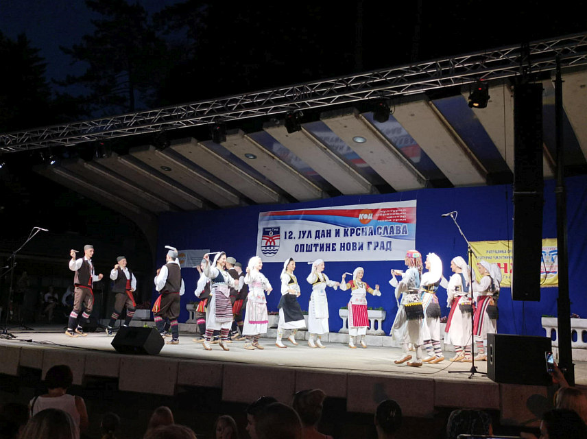 НОВИ ГРАД, 12. ЈУЛА /СРНА/ - На Тргу Младена Ољаче у Новом Граду вечерас је одржана 19. Петровданска смотра фолклора уз учешће културно умјетничких друштава "Веселин Маслеша" из Бањалуке, "Др Младен Стојановић" из Приједора, "Омарска" из Омарске, "Војнић" из Хрватске, "Плави делија" из Румуније и КУД "Уна" Нови Град.