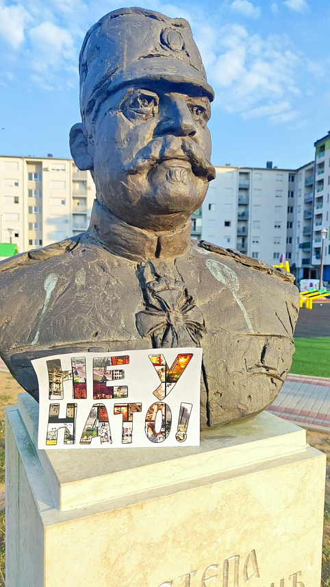 ИСТОЧНО САРАЈЕВО, 12. ЈУЛА /СРНА/ - На више локација у Источном Новом Сарајеву јутрос су постављени леци са натписом "Не у НАТО".