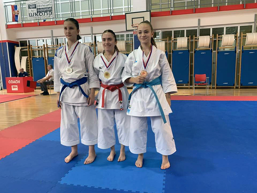 СОКОЛАЦ, 13.ЈУЛА /СРНА/ - Екипу општине Соколац, која је јутрос освојила друго мјесто, у стрељаштву представљају чланови Стрељачког клуба "Гласинац" Ана Пејић, Tамара Максимовић и Маријана Мијатовић, а замјенска такмичарка била је Tамара Лиздек.