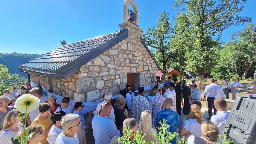 ДРВАР, 13. ЈУЛА /СРНА/ - Његово преосвештенство епископ бихаћко-петровачки Сергије освештао је новоизграђени Храм Светих апостола Петра и Павла у Награђу код Дрвара.